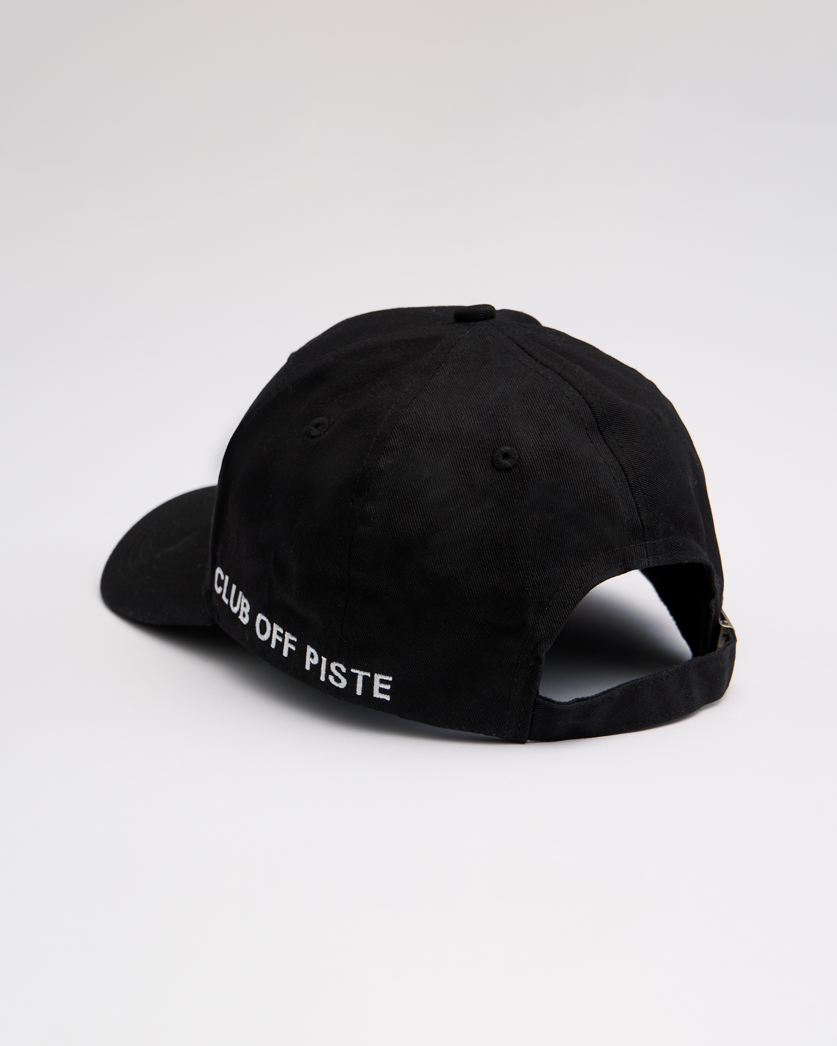 Black cap with 'CLUB OFF PISTE' text on a white background